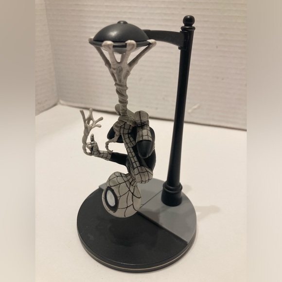 Q-FIG SpiderMan B&W  Loot Crate Exclusive Daily Bugle Marvel Figure Statue - Picture 5 of 8